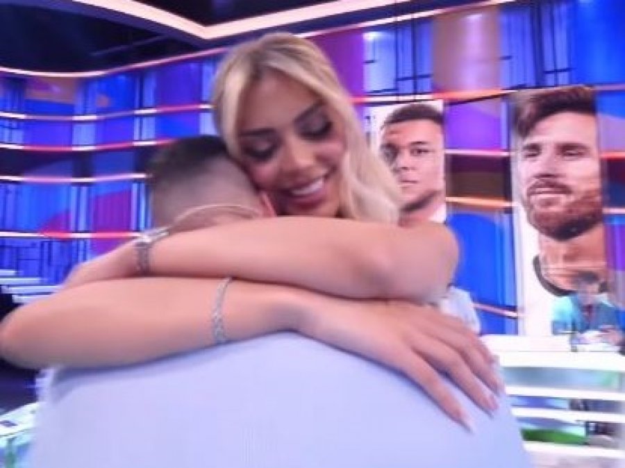 “Shkrihen akujt”, Mateo dhe Brikena përqafohen live në emision