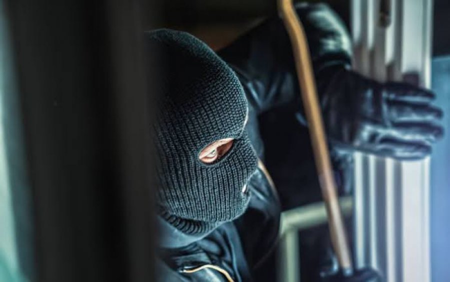 Grabitje me thikë në një pompë derivatesh në Prishtinë, hajnat marrin mbi 2500 euro