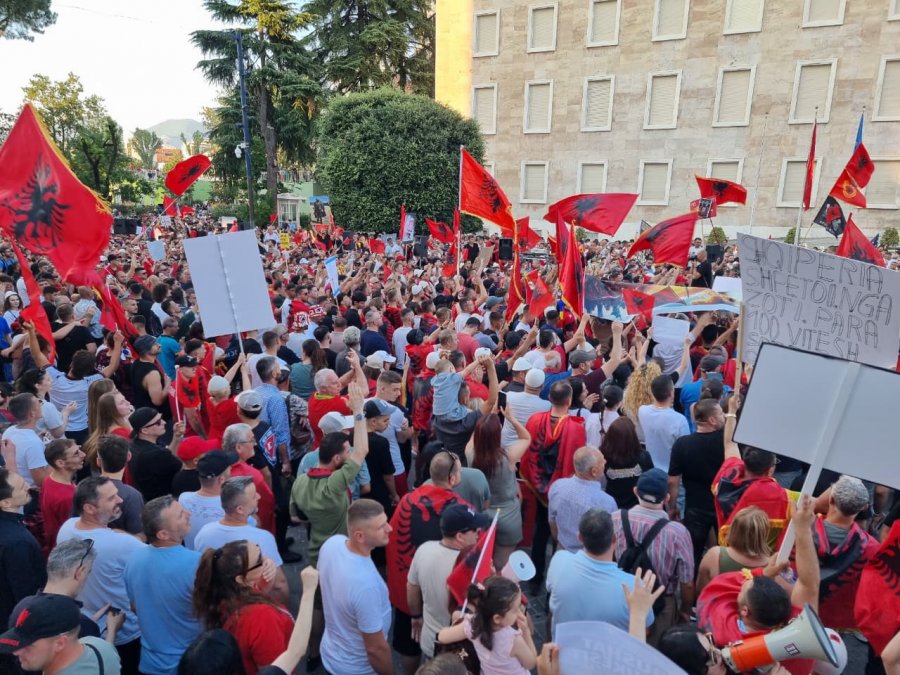 Protesta kundër investimit në Zvërnec në ditën e 22-të