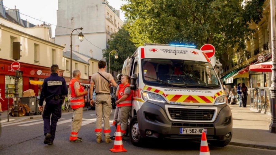 Tragjedi në Francë – nëna lë dy fëmijët në veturë dhe shkon të bëjë pazar, i gjen të pajetë për shkak të të nxehtit