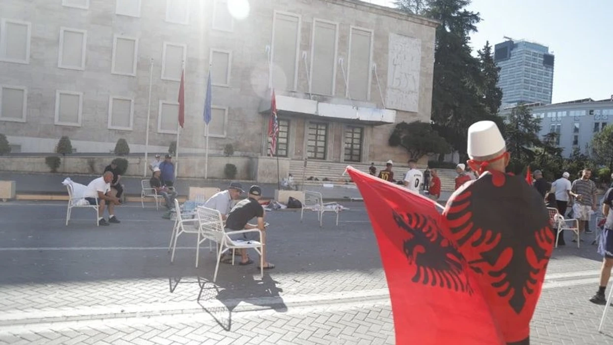 Protesta qytetare në Tiranë, një grup protestuesish kaluan natën përpara Kryeministrisë