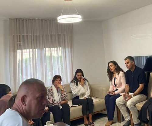 Osmani viziton familjen Meniqi, shpreh ngushëllime për vdekjen tragjike të 22-vjeçarit nga Vushtrria
