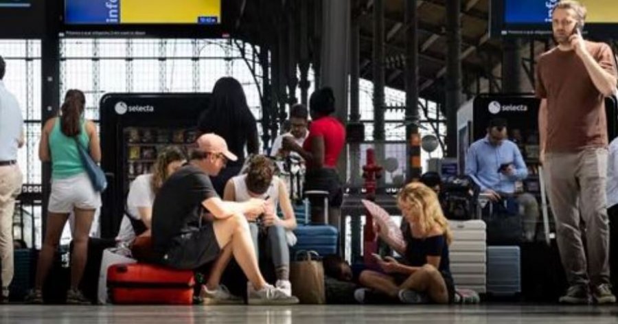 Temperaturat ekstreme paralizojnë Londrën dhe rrjetin hekurudhor