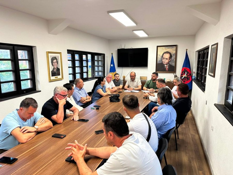 Shtohet presioni ndaj Abdixhikut, edhe Dega II në Prishtinë kërkon largimin e tij