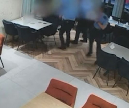 I dyshuari vetëplagoset në prani të policisë, në rast e përfshirë një zyrtare policore [video]