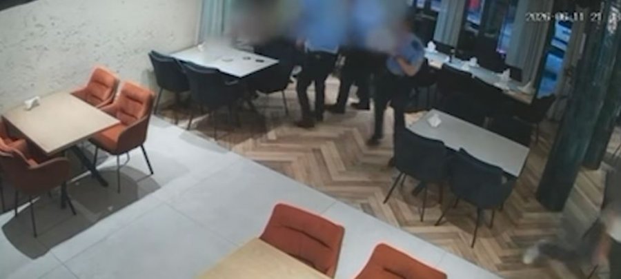 I dyshuari vetëplagoset në prani të policisë, në rast e përfshirë një zyrtare policore [video]