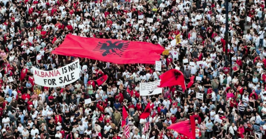 Dita e 27-të e protestës në Tiranë, aktivistët dhe qytetarët nisin marshimin drejt Kryeministrisë