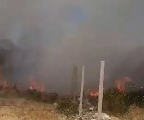 Zjarri përfshin periferinë e Vlorës, flakët rrezikojnë banesat
