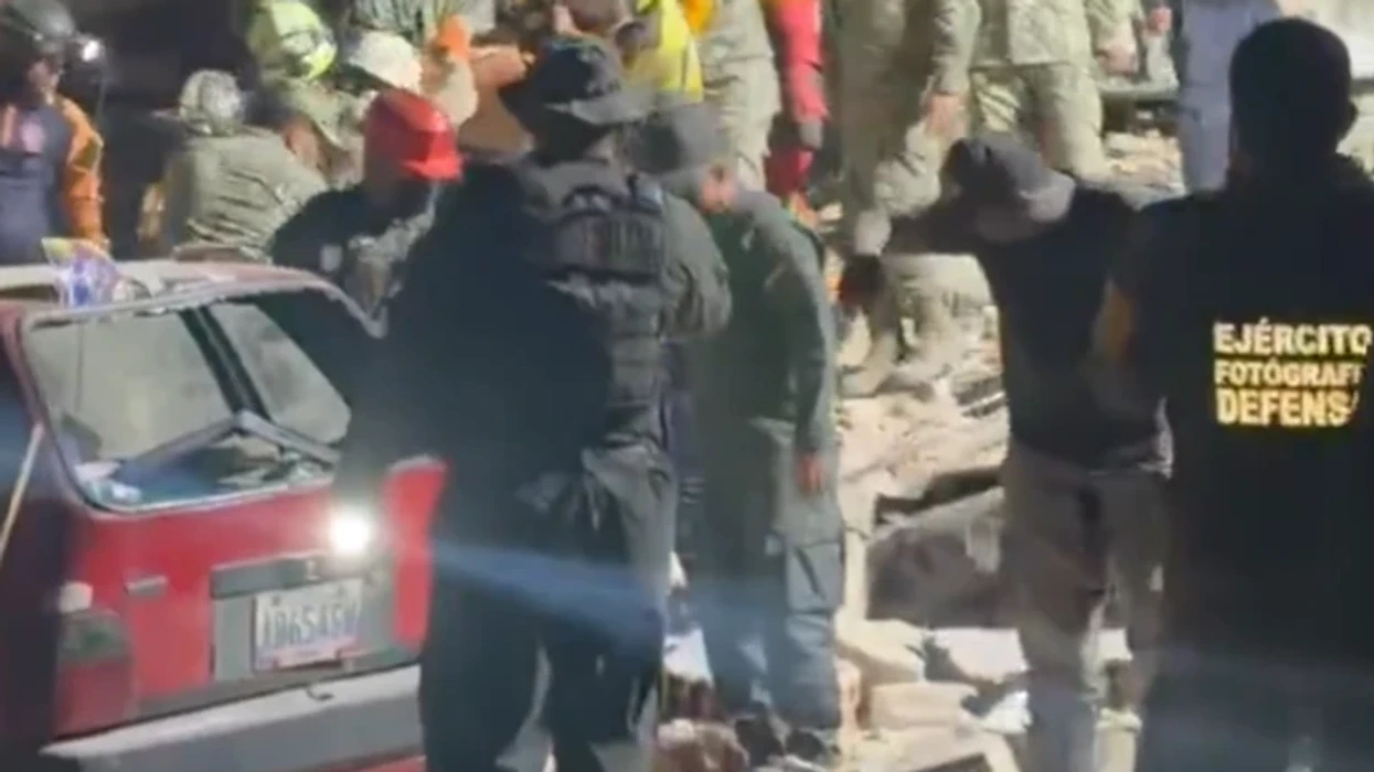 Një 11-vjeçar nxirret i gjallë nga rrënojat në Venezuelë [video]