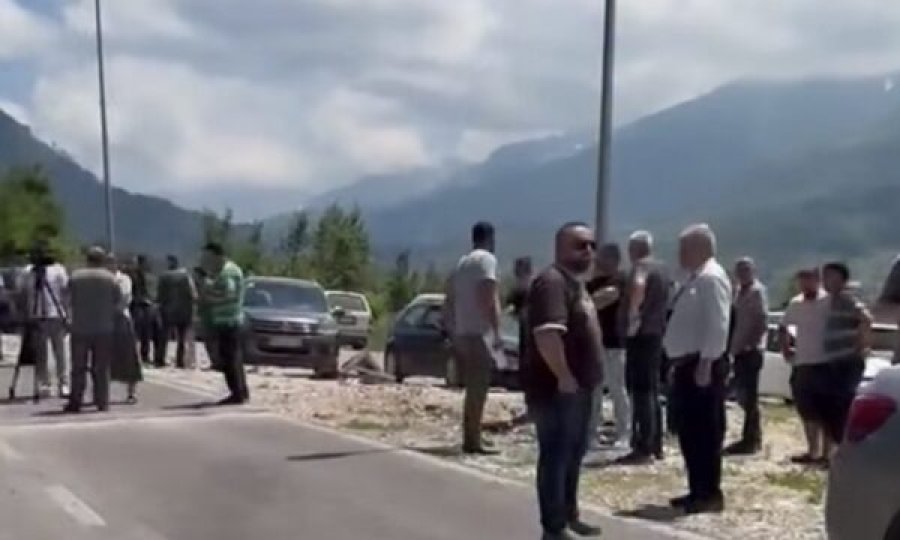 Banorët nisin të mblidhen për protestë, Pacolli iu tha se do të diskutojë me ta për laurën në rrugën për në Prevallë