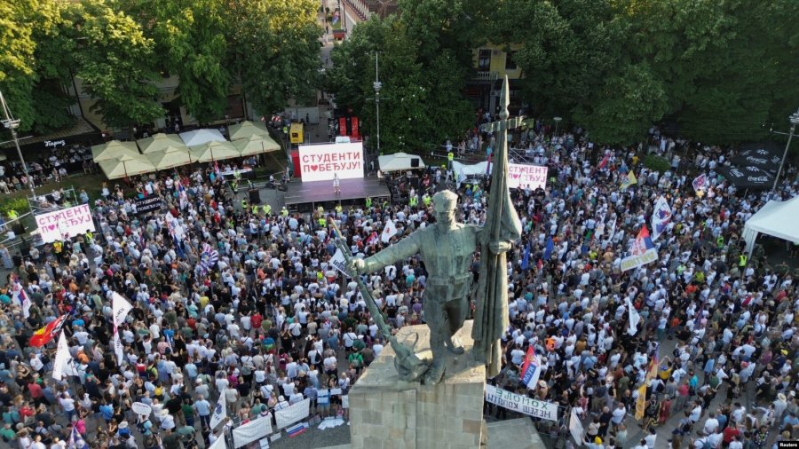 Kosova në qendër të protestës antiqeveritare në Kralevë të Serbisë