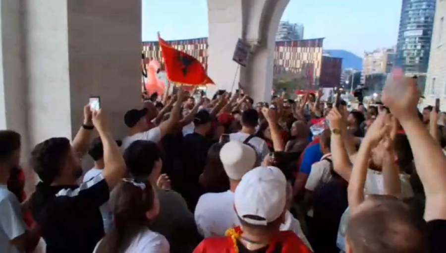 Protesta e 30-të radhazi për Zvërnecin në Tiranë