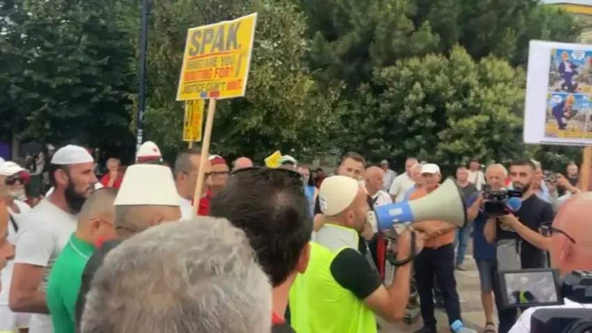 Dita e 31-të e tubimit në Tiranë, protestuesit marshojnë drejt Kryeministrisë pas përplasjeve në Kuvend