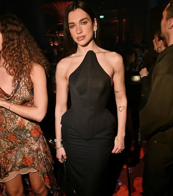 Dua Lipa shkëlqen me elegancë në festën pas BRIT Awards në Mançester