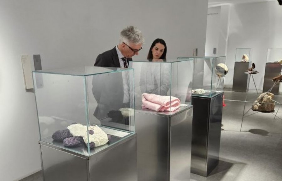 Ambasadori Rudolph viziton Muzeun e Fëmijëve të Luftës