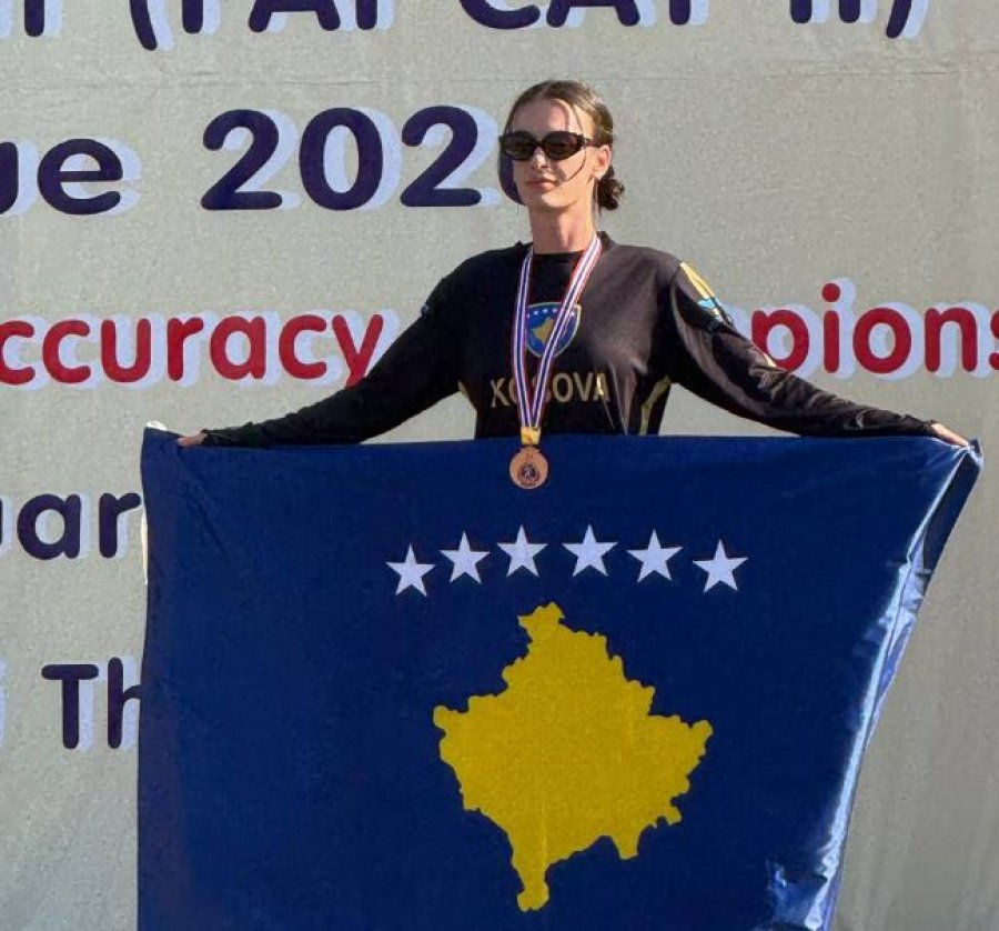 Lisjeta Thaqi renditet e para në botë në konkurrencën e vajzave në paragllajd