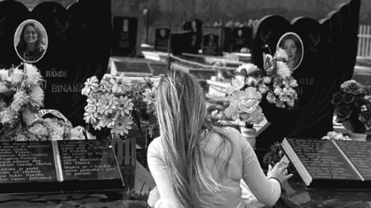 Elijona viziton varrin e nënës dhe motrës: Shpresoj që nga lart po më shihni dhe po ju bëj krenare