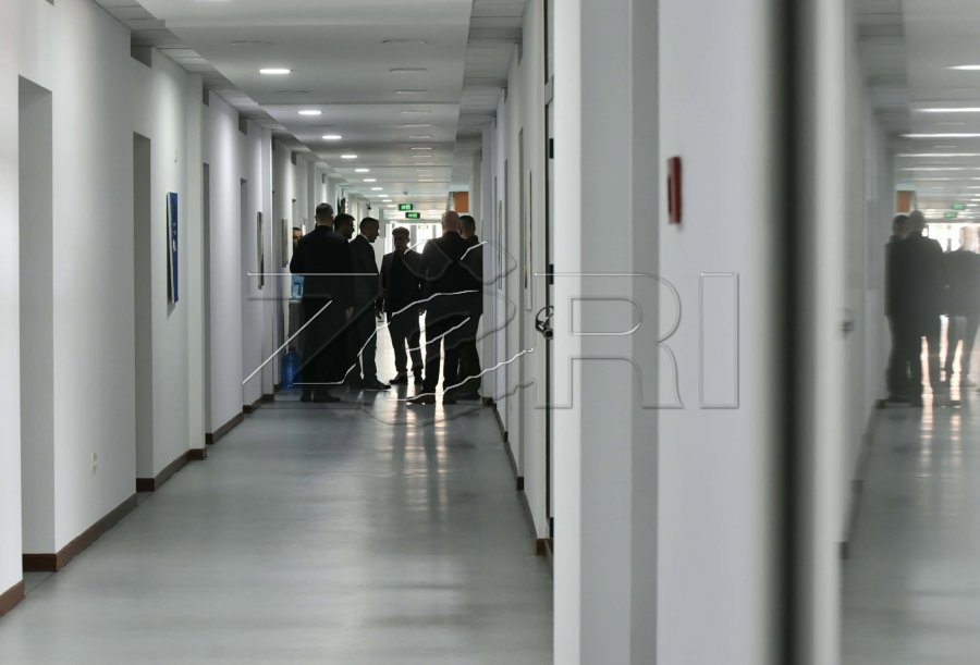 Kurti e Abdixhiku, ende në takim