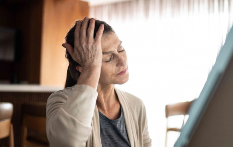 Pse shfaqet dhimbja e kokës në anën e djathtë?