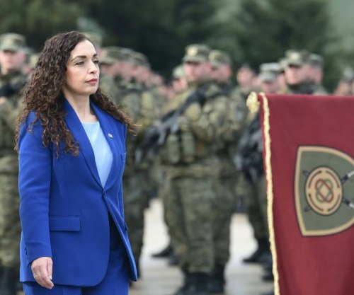 Osmani parakalon para ushtarëve të FSK-së [foto]