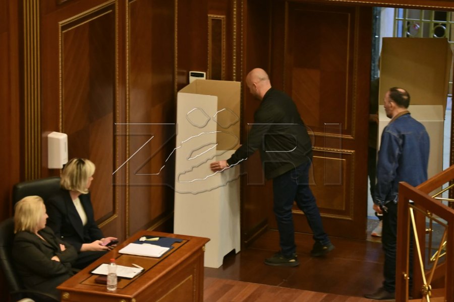 Me vetëm 66 deputetë, Haxhiu vijon seancën për zgjedhjen e presidentit