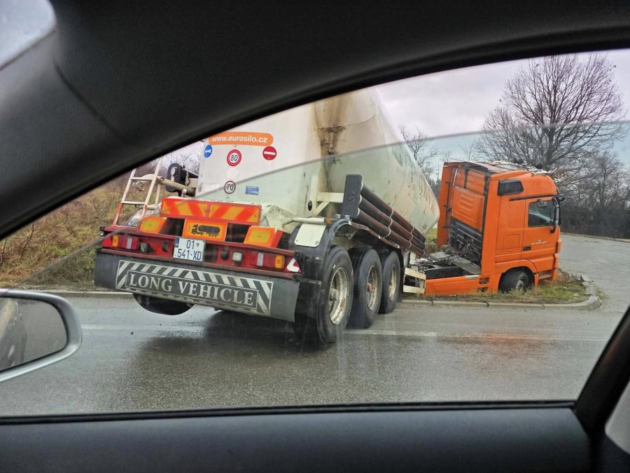 Aksident në Sllatinë, një cisternë del jashtë rrugës [foto]