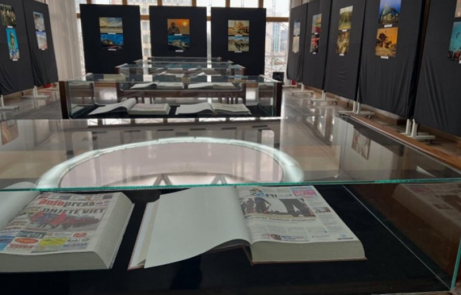 Në Bibliotekën Kombëtare u hapën dy ekspozita për 28-vjetorin e Epopesë
