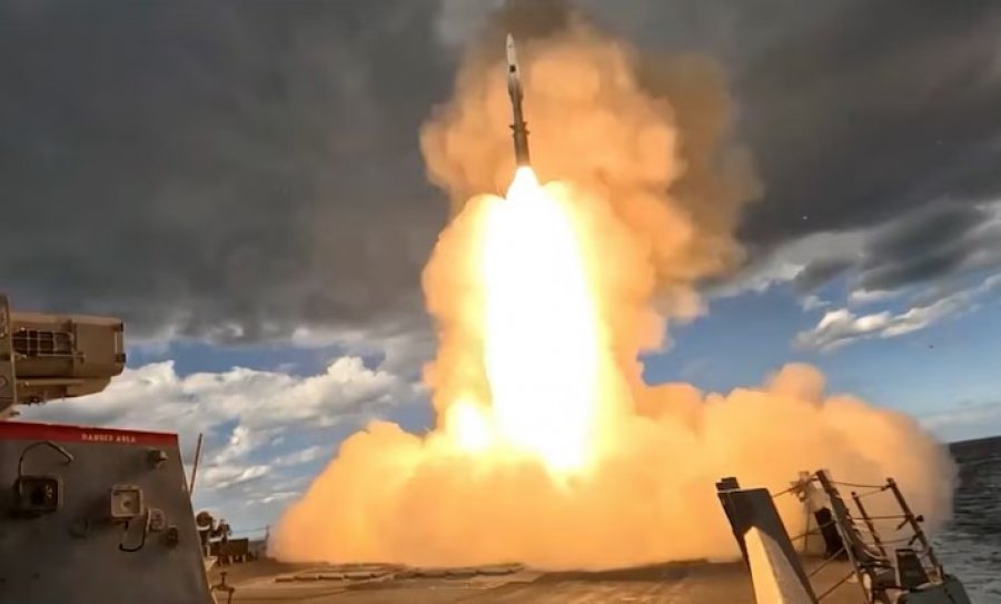 Shtëpia e Bardhë thirrje kontraktorëve të mbrojtjes: Përshpejtoni prodhimin e armëve