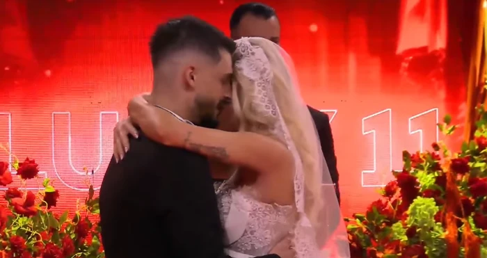  Gimbo dhe Selin “martohen” në Big Brother VIP Albania, shkëmbejnë puthje [video]