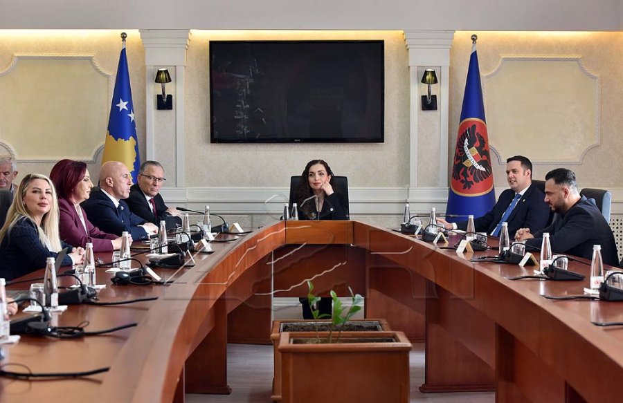 Nis takimi i Presidentes me krerët e partive politike, mungon LVV-ja