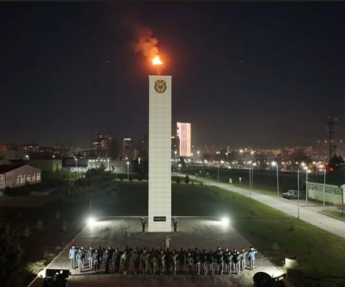 Përmbyllen aktivitetet për Epopenë: Ndizet flakadani në kazermën “Adem Jashari”