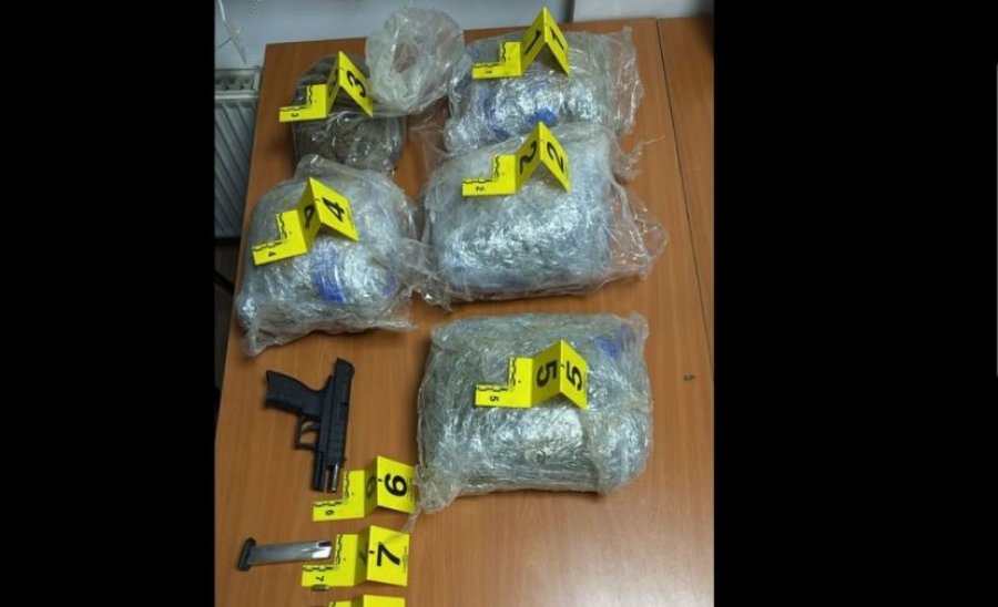 I mituri kapet me mbi 5 kilogramë marihuanë dhe armë zjarri në Vushtrri