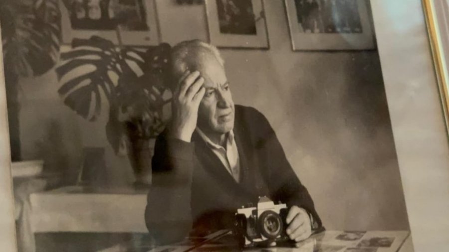 Shpëtohet arkivi i fotografit korçar Guri Koti