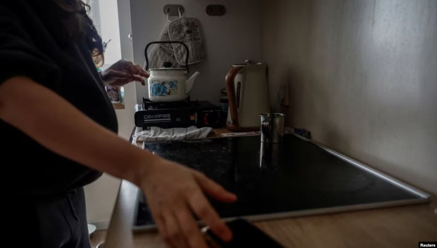 “Duhet t’i bëj krejt vetë”: Nga puna në punë, gratë bartin edhe barrën e kujdesit shtëpiak