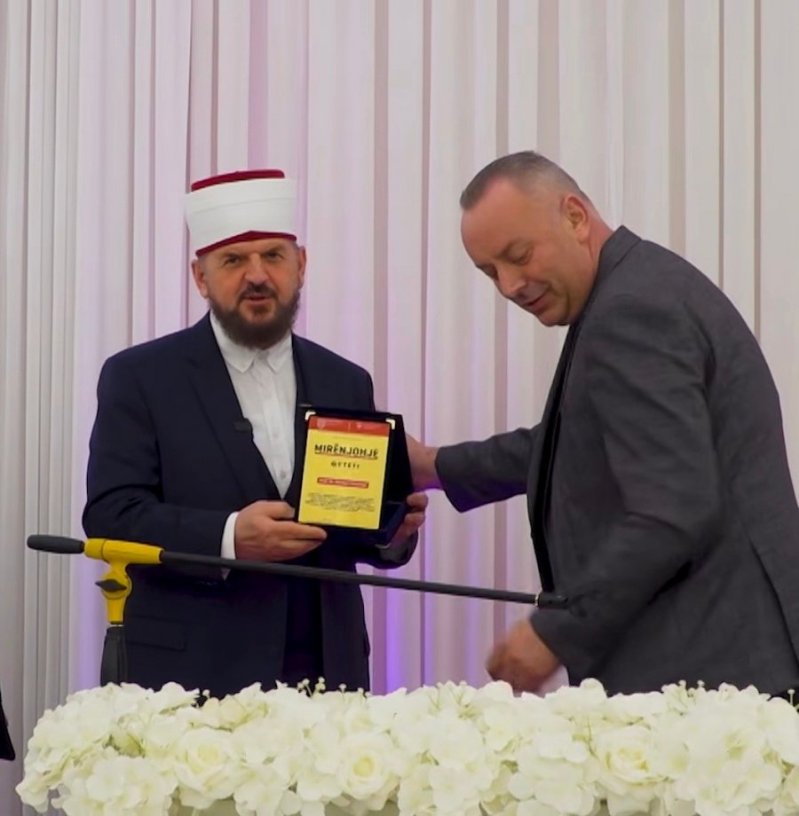 Komuna e Deçanit nderon me mirënjohje hoxhën Shefqet Krasniqi për kontributin në edukimin fetar