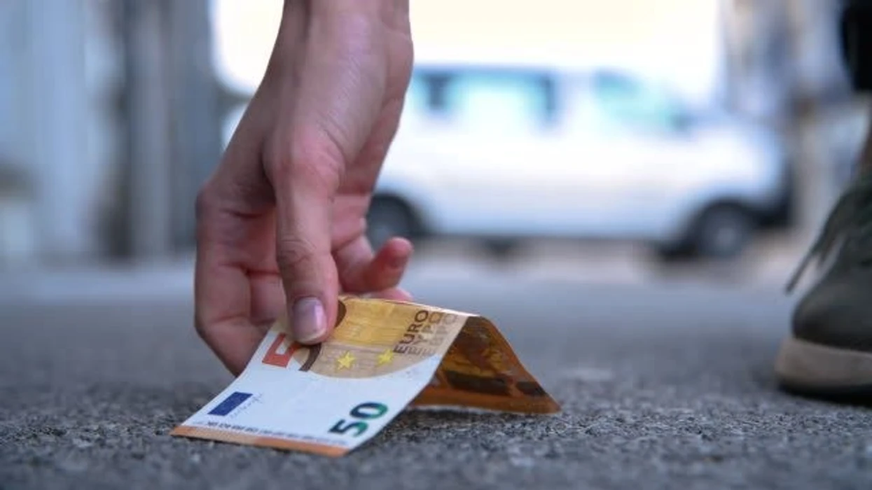 Qytetarja nga Suhareka gjen 300 euro në tokë dhe i dorëzon në polici