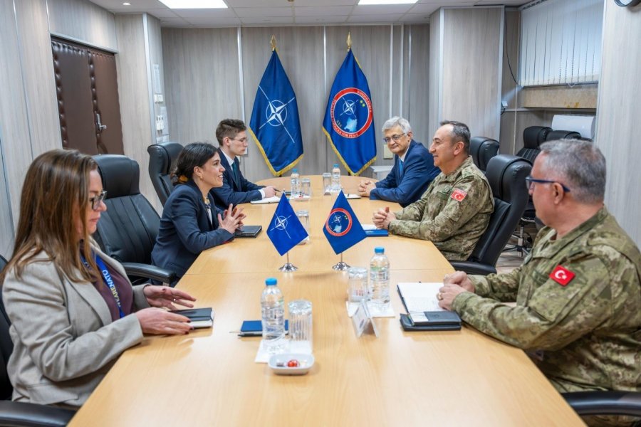 Zyrtarja e NATO-s në takim me komandantin e KFOR-it, diskutohet për sigurinë në Kosovë