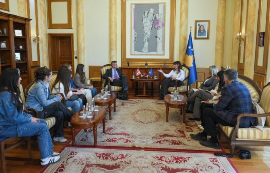 Haxhiu takohet me ambasadorin britanik dhe vajzat e ‘Ambassador for a Day’