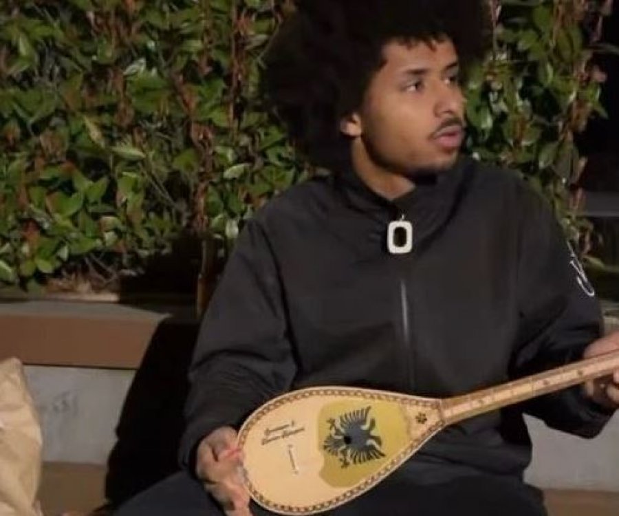 Karimi i bie çiftelisë, por ky detaj në instrument mori gjithë vëmendjen [video]