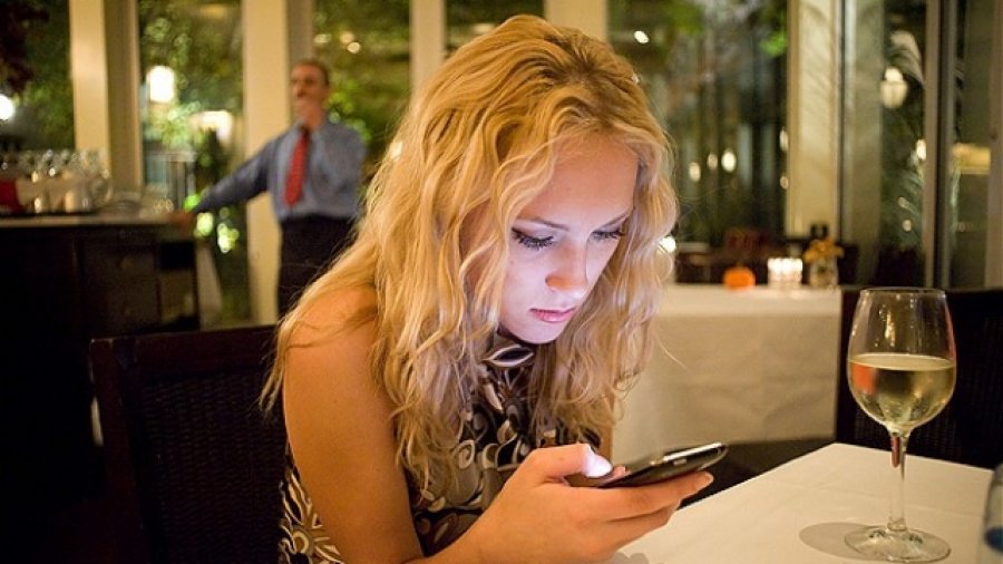 Shtatë shenja që ish i dashuri juaj mund të kthehet, çfarë të bëni nëse ju shkruan mesazh?