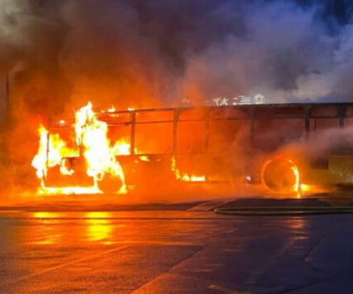 Pamje të autobusit duke u djegur në Zvicër, dikush bërtet në gjuhën shqipe “o e ka djeg veten”