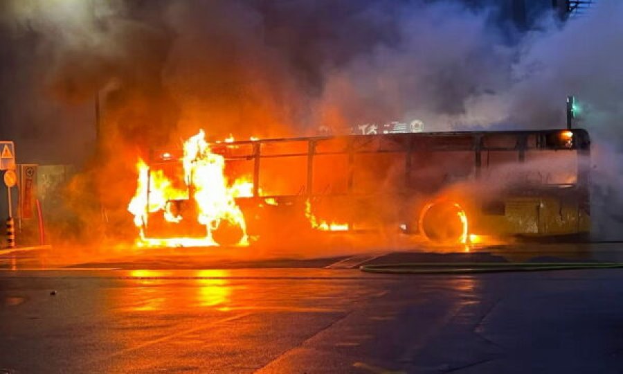 Pamje të autobusit duke u djegur në Zvicër, dikush bërtet në gjuhën shqipe “o e ka djeg veten”