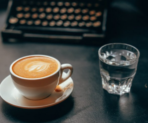 Si reagon trupi nëse pini gjashtë kafe në ditë?