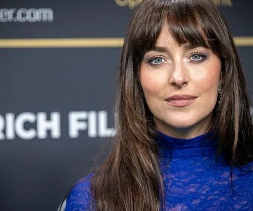 Pas ndarjes nga Chris Martin, Dakota Johnson nuk i është përkushtuar më jetës së saj dashurore