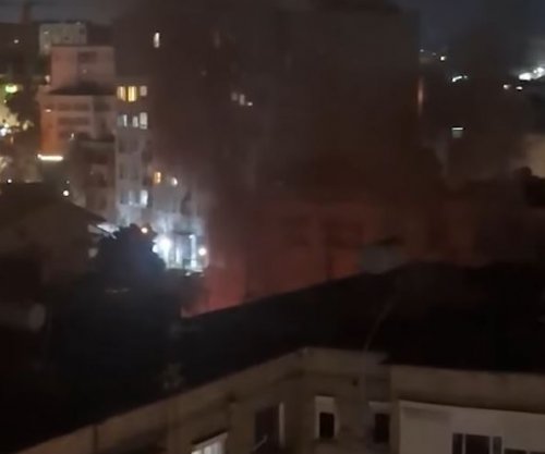 Kaplohet nga zjarri një banesë në Tiranë, humb jetën një i moshuar