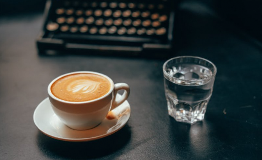 Si reagon trupi nëse pini gjashtë kafe në ditë?