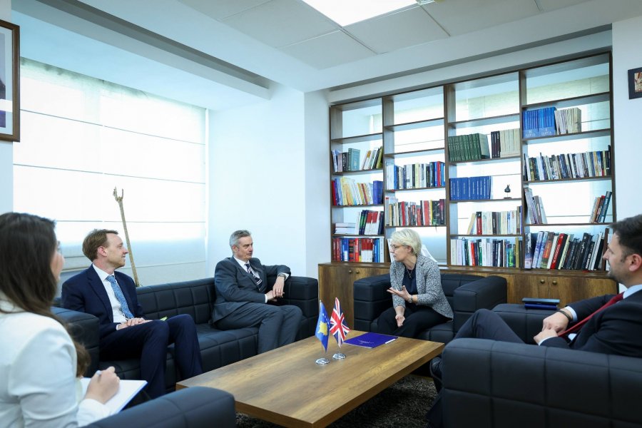 Gërvalla dhe ambasadori britanik diskutojnë për Vetingun dhe forcimin e sundimit të ligjit