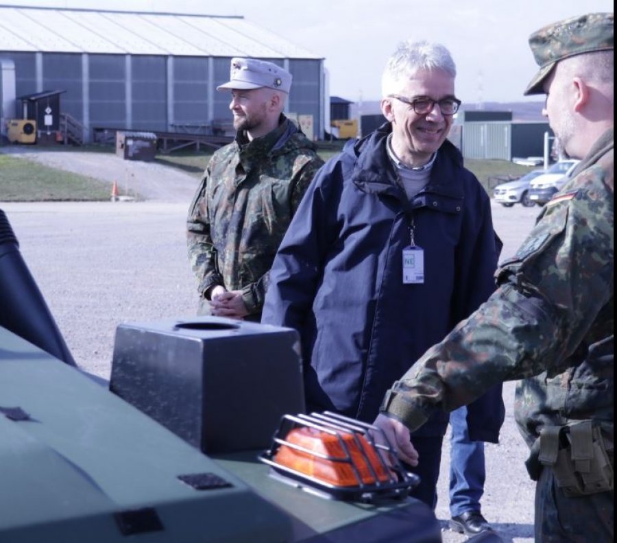 Ambasadori gjerman viziton kampin Bondsteel, vlerëson profesionalizmin
