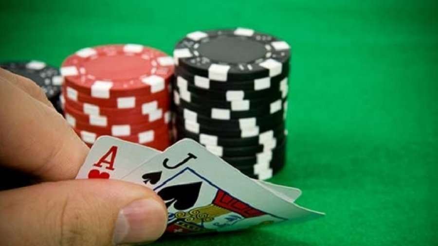 Prangosen pesë persona në Malishevë, u kapën duke luajtur bixhoz