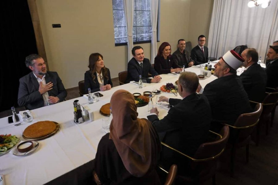 Kurti shtroi iftar për myftiun Tërnava
